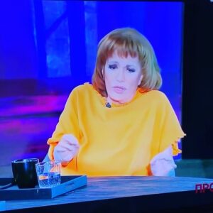 Mairi Hronopoulou Instagram - Καθυστέρησα. Καθυστέρησα φριχτά! Καθυστέρησα τρία 24ωρα να στείλω λουλούδια στην Έλενα Κατρίτση. Η κοπελιά με την λεπτομερειακότητα που την διακρίνει έστησε μια συνέντευξη υπόδειγμα. Βέβαια είναι σημαντικό να έχεις ένα τεράστιο αρχείο στην διάθεση σου. Αλλά πόση προσπάθεια χρειάζεται να ανασύρεις από όλον αυτό τον ωκεανό πληροφοριών ότι σου χρειάζεται για να συνδέσεις καταστάσεις και εποχές. Ευχαριστώ, Έλενα .