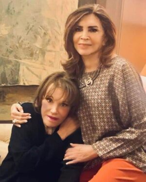 Mairi Hronopoulou Instagram - Σάββατο βράδυ δείπνο στης Μιμής. 
Χθες Σάββατο, η αγαπημένη μου Μιμή κάλεσε λίγους, μα καλούς της φίλους, στο όμορφο σπίτι της. Η βραδιά εξαίσια. Το φαγητό υπέροχο, αλλά αυτό που άξιζε πραγματικά ήταν η όλη ατμόσφαιρα. Κουβέντα στην κουβέντα καταπιαστήκαμε με όλα τα θέματα. Καταγελασαμε με τις έξυπνες ατάκες του Μπιμπίλα και γενικά όλη η βραδιά ήταν μοναδική. Να σαι καλα Μιμή μου όμορφη, που ξέρεις να καλείς ταιριασμένο κόσμο. Η σειρά μου τώρα καλή μου. Πάντα φιλη. ΜΑΙΡΗ 
Enke Fezollari, ΧAPHΣ ΠAΠAΔOΠOYΛOΣ, ΣΠYPOΣ MΠIMΠIΛAΣ, MAIPH XPONOΠOYΛOY KAI MIMH  NTENIΣH. 
AΠO TO XΘEΣINO ΔEIΠNO ΣTO ΠANEMOPΦO ΣΠITI THΣ MIMHΣ