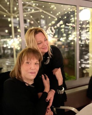 Mairi Hronopoulou Instagram - Και ενω η Ζαμπέτειος βροχή έπεφτε ράιτ θρου -έτσι θα το ´γραφε και ο Γιώργος- και οι αέρηδες λυσσομανούσαν εδώ στο βουνό που μένω,  εγώ θαρραλέα κατηφόρισα προς Κηφισιά, για ένα αγαπησιάρικο κάλεσμα της Νάνσυς Ζαμπέτογλου και του συζύγου της, του ζεύγους Γαλακτερού δηλαδή.  Υπέροχη ατμόσφαιρα, διαλεκτική παρέα  και ασφάλεια, που νιώθει κανείς μόνο με καλούς φίλους.  Σε λίγο, προστέθηκε στην παρέα  και ο Θανάσης Αναγνωστόπουλος κ η βραδιά κύλησε ζεστά ως αργά.