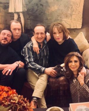 Mairi Hronopoulou Instagram - Σάββατο βράδυ δείπνο στης Μιμής. 
Χθες Σάββατο, η αγαπημένη μου Μιμή κάλεσε λίγους, μα καλούς της φίλους, στο όμορφο σπίτι της. Η βραδιά εξαίσια. Το φαγητό υπέροχο, αλλά αυτό που άξιζε πραγματικά ήταν η όλη ατμόσφαιρα. Κουβέντα στην κουβέντα καταπιαστήκαμε με όλα τα θέματα. Καταγελασαμε με τις έξυπνες ατάκες του Μπιμπίλα και γενικά όλη η βραδιά ήταν μοναδική. Να σαι καλα Μιμή μου όμορφη, που ξέρεις να καλείς ταιριασμένο κόσμο. Η σειρά μου τώρα καλή μου. Πάντα φιλη. ΜΑΙΡΗ 
Enke Fezollari, ΧAPHΣ ΠAΠAΔOΠOYΛOΣ, ΣΠYPOΣ MΠIMΠIΛAΣ, MAIPH XPONOΠOYΛOY KAI MIMH  NTENIΣH. 
AΠO TO XΘEΣINO ΔEIΠNO ΣTO ΠANEMOPΦO ΣΠITI THΣ MIMHΣ
