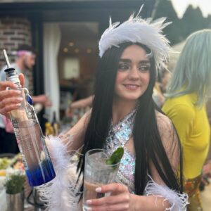 Maisie Williams Instagram - in honour of turning 27, i hosted a 70s disco themed party. and it was the best night of my life (so far) 🪩🕺🏻📀🎸

thank you to @cirocvodka for your generosity 🤍