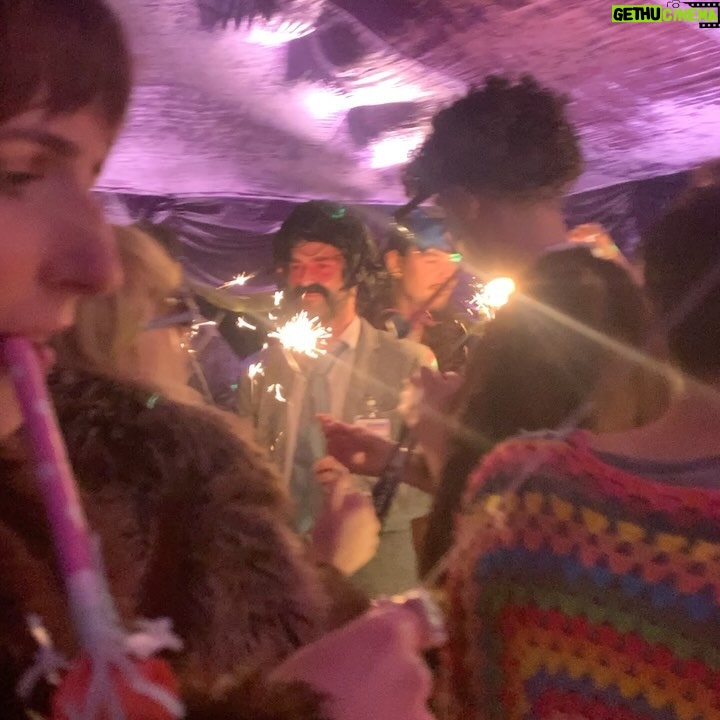 Maisie Williams - 416.9K Likes - in honour of turning 27, i hosted a 70s disco themed party. and it was the best night of my life (so far) 🪩🕺🏻📀🎸
thank you to @cirocvodka for your generosity 🤍