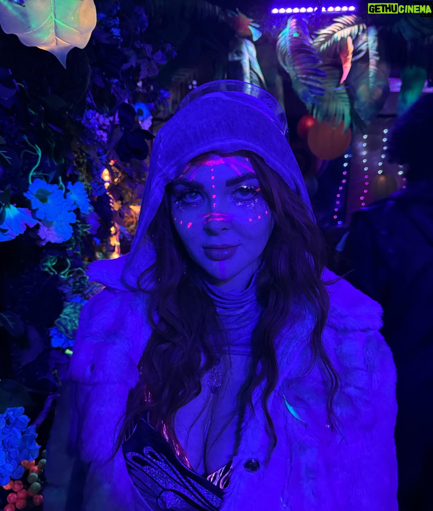 Maisy Kay - 3 Likes - Wow. I had no idea what to expect when I walked into Neotropolis, and I was truly blown away. It turns out sometimes you need to go to the Mojave desert and be a space butterfly with a group of great people. Thanks for the memories 💜🦾