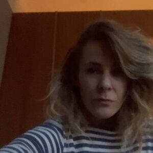 Maja Ivarsson Instagram - I write songs, music and lyrics but.. playing other people’s songs are f*ckin difficult.