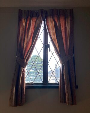 Makiko Watanabe Instagram - 師走。

早朝、ロケ。　
由緒ある建物にて。
どんな風に暮らしていたのだろう。
庶民には想像がつかないような、歴史がある建物で、中をウロウロ。

あっという間に終了。
次の予定まで少し時間があったので。
朝の青山通りを通勤、通学の方々に混じりながらウロウロ。

そんな時間にその辺りを彷徨くことなど、あまり無い。

何だか旅先の朝のようだった。

同じ空の下、戦禍にある人達の苦しみを思うとやりきれない。