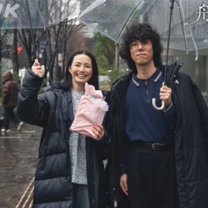 Makiko Watanabe Instagram - NHK BSプレミアムドラマ
「舟を編む 〜私、辞書つくります〜」
無事に最終回を迎えました。

ご一緒させていただいた皆様や
ご覧いただいてきた方々に感謝申し上げます。

そこでどう立っていられるのか、けっこう悩みや迷いもありました。
優しいカンパニーに迎えられていたことを実感しています。本当にありがとうございました。

改めて、
エラちゃん、洋次郎さん、ありがとう。
おーちゃん、岩松さん、いつも楽しかったです。子供の頃から映画やテレビ、舞台で活躍する俳優になりたかった私。まさか柴田さんとご一緒できる日が来るなんて思っていませんでした。「ナベちゃんて」と呼ばれた時に「マジか私の未来！」となりました。たくさんお話をしていただき、とても嬉しかったです。

いつだって集合と解散。
この度も明日につながる解散となったように、私は思っています。

再放送や、配信も続いていきます。
まだ見てないなって方がいらっしゃいましたら、ぜひね、みてくださいね。