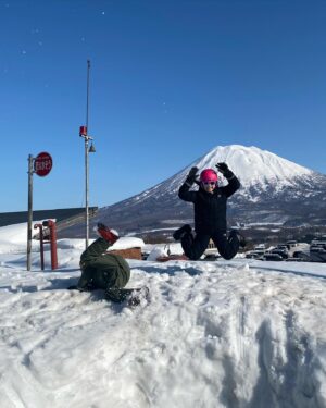 Makiko Watanabe Instagram - 今冬の渡辺サーカスの旅。
ニセコ方面。

1日目 アンヌプリ
2日目ヒラフ

どちらも所詮、初級者コース。
贅沢と言えば、贅沢。

今年はいろんな場所に行っている事が進化。自分の道具で滑っている喜びも大きい。

東京で春一番が吹いちゃったりして。
やはり北の大地にも春の気配。

それでも雪はまだありました。

気候の事を考えながら、
スキーをする事になります。

いつまで一緒に行けるかなー。

は、

スキーを出来る環境があるのかなと。
環境問題は深刻です。
それだけではありません。　
自分の年齢、環境、コミュニティのあり方、などなど考えます。

仕事を通して考えるのとは別の視野が開ける気がしています。

まあ、スキー⛷️する為の屁理屈に聞こえてしまうかも知れませんが。

ところで、
富良野でなんか調子悪かったスキーブーツがすんなり履けました。
下ろしたてなうえに気温で硬くなってたってことかな。

まあ、よかった。

長くお世話になっている先輩のご好意で家族とたっぷりと良い時間を過ごせました。ありがとうございます。

#ブラマキコ 
#北海道 #ニセコ
#niseko #hokkaido #familyski