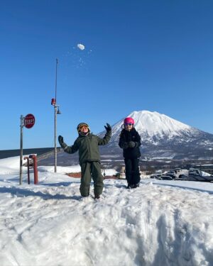 Makiko Watanabe Instagram - 今冬の渡辺サーカスの旅。
ニセコ方面。

1日目 アンヌプリ
2日目ヒラフ

どちらも所詮、初級者コース。
贅沢と言えば、贅沢。

今年はいろんな場所に行っている事が進化。自分の道具で滑っている喜びも大きい。

東京で春一番が吹いちゃったりして。
やはり北の大地にも春の気配。

それでも雪はまだありました。

気候の事を考えながら、
スキーをする事になります。

いつまで一緒に行けるかなー。

は、

スキーを出来る環境があるのかなと。
環境問題は深刻です。
それだけではありません。　
自分の年齢、環境、コミュニティのあり方、などなど考えます。

仕事を通して考えるのとは別の視野が開ける気がしています。

まあ、スキー⛷️する為の屁理屈に聞こえてしまうかも知れませんが。

ところで、
富良野でなんか調子悪かったスキーブーツがすんなり履けました。
下ろしたてなうえに気温で硬くなってたってことかな。

まあ、よかった。

長くお世話になっている先輩のご好意で家族とたっぷりと良い時間を過ごせました。ありがとうございます。

#ブラマキコ 
#北海道 #ニセコ
#niseko #hokkaido #familyski