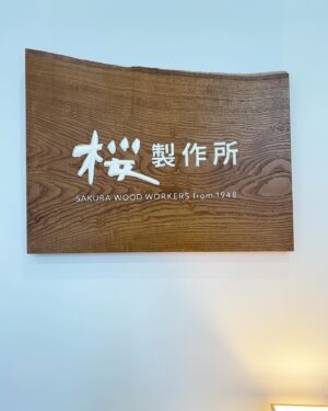 Makiko Watanabe Instagram - 本日発売です。
大人の遠足、素敵な企画。
私は最近、大人の休日倶楽部ミドルシニア(50歳より)に入りました。
もっと早く入っておけば良かった。

1998 年より続く、
クロワッサンの⻑寿連載
「着物の時間」
私の一張羅を見せてくださいとのお話しを頂きました。

大切な着物を綺麗に着付けて頂ける上に、きっと綺麗に撮影して頂ける！
(私じゃなくて着物を、笑)
二つ返事で引き受けさせて頂きました。

撮影は桜製作所 桜ショップ 銀座店にて。
@sakura_wood_workers 

少しグレーがかった水色に銀糸の入った着物は光があたると美しく暗い場所ではすっと鎮まります。
マラケシュ国際映画祭の90年代の日本映画特集式典にてお披露目しました。
日本から遥か遠い地。王室が主催の映画祭です。自力で着付けたので、溜息がでるほど大変でしたが、大変喜ばれました。
思い出の一枚です。そうそうたる映画人の皆様と代表として並ばせて頂いた事も大切な思い出です。

#Repost @croissant.mag with @use.repost
・・・
もうすぐゴールデンウィーク！　暑くもなく寒くもなく、風はさわやか。一年で一番気候のよいときですよね。インドア派の私でも、家でじっとしているのはもったいないという気分になります。とはいえ、えいやと計画立てて行動するのが苦手な性分でして、さて、どう過ごそうかな、と思案中。

そんな風に、連休の予定は未定…という方も、お任せください！

明日4月25日発売のクロワッサン1116号の特集は「大人の遠足。」

朝目覚めて、お天気がよければ、ふらりと外へ出かけてみませんか？
ちなみに本誌でご紹介している「東京近郊日帰り遠足」プランは、

・高尾山ゆるり大人の山歩き
・季節を句に詠むご近所吟行
・神社仏閣を巡る小さな開運旅
・花と野鳥、自然を満喫できるガーデン
・林家たい平師匠と歩く秩父
・温泉好きの日帰り欲張り小旅行

などなど。泊りがけの「修学旅行」なら

・椿の花咲く五島列島で潜伏キリシタンの歴史を学ぶ
・津軽の郷土料理と手仕事のぬくもりに触れる

というテーマも。

かえって、どこへ行こうか迷わせてしまいますかね（笑）。
ゴールデンウィークに限らず、普段のお出かけガイドとしても役立つ内容ですので、末永くお手元に置いていただければ幸いです。

60代から本格的に登山を始めたという風吹ジュンさんのインタビューも必見です。

それではどうぞ、心弾む素敵な休日を！
（編集長M)

#ゴールデンウィーク #風吹ジュン#大人の遠足 #遠足 #神社仏閣 #高尾山 #温泉 #トレッキング #公園 #吟行#雑誌クロワッサン #croissantmagazine
#着物の時間