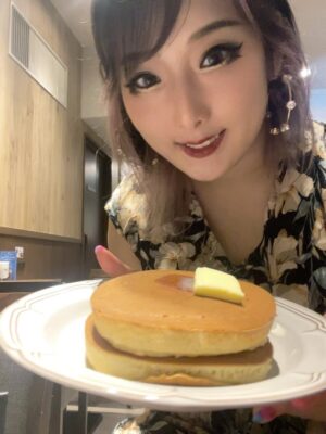 Makoto Instagram - .
.
.
好みじゃないかたにも平等に優しくできるかたが好きですけど、、
あぁ女の子なら誰でもいいんだ…って感じのひとにはちょっとチベットスナギツネのような表情になってしまいます😶‍🌫️笑
…あれ、いつもそうかな😂笑
