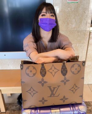 Makoto Instagram - #プロレスラー として微妙な投稿です、すみません🙇‍♀️
氷川きよしさんとオソロ…😂な
#ルイヴィトン の#オンザゴー の1番大きいやつ(GMサイズ)を
マネージャーの松澤さんに買ってもらったのですが
やっぱり大きすぎて持て余しています…😂
ほかのサイズのものと交換してくれるかた居ないかなぁ、、、などと思って投稿してみます😂
中古でも偽物でもないホンモノです！
証明書？あります！
小田急百貨店のルイヴィトンで買ってもらいましたっ
気になる方いたらDM下さい！😭
#オンザゴーmm#オンザゴーgm
#オンザゴーpm#louisvuitton#onthego
#ブランドバッグ#大きめバッグ#交換希望#交換#トレード#ブランド品#ブランド#ハイブランド#バッグ#鞄#歌舞伎町#キャバ嬢#ホスト
#ブランド好き な方に届け…！