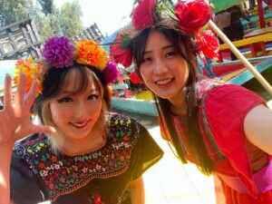 Makoto Instagram - ようやく時差ボケも落ち着きつつあります…！
🇲🇽にいく前、周りの方にはメイをよろしくねと言われていたのですが
実際は私がメイちゃんにすごく助けていただきました！！💦
お金も借りました(緊急アメリカ滞在になった際のチップ用の1＄😂)
一緒に過ごして、メイちゃんは人に見られる仕事が天職なんだなぁ、と心から感じました、、！！
羨ましいです🫨
ここからどんなレディーになってゆくのか楽しみですね！🌷
#gtmv#cmll#chocopro#mexico#🇲🇽#xochimilco#japonesa