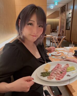 Makoto Instagram - 周りのアラフォーな方々がキレイなので
年齢を言い訳にせず私も頑張ろー、と思えます！
ちなみに27歳くらいまで化粧水や日焼け止めすらロクにつけてませんでした(後悔)