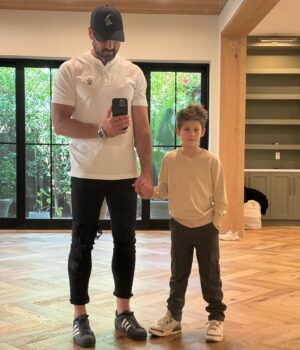 Maksim Chmerkovskiy Instagram - Had to hold papa’s hand at the premiere of @garfieldmovie yesterday. We had to practice at home ‘cause he was nervous 🙄 
The movie was FANTASTIC and we both highly recommend it!