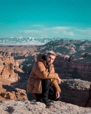 Maksim Golopolosov Instagram - Курточка, чтоб сливаться с окружением.
Чарынский каньон - безумно красивое место.
Люблю каньоны ❤️‍🔥