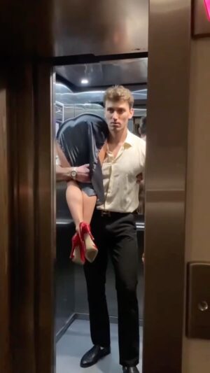 Maksim Zvonov Instagram - Если и носить девушек на руках, то только так 🤗😇
Согласны? 😏