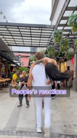 Maksim Zvonov Instagram - People’s reactions 👀
.
.
.

#peoplesreactions
#walkingdownthestreet  #reactions #paparazzi #reactionvideo #viralvideos  #thailand🇹🇭 #asiatique