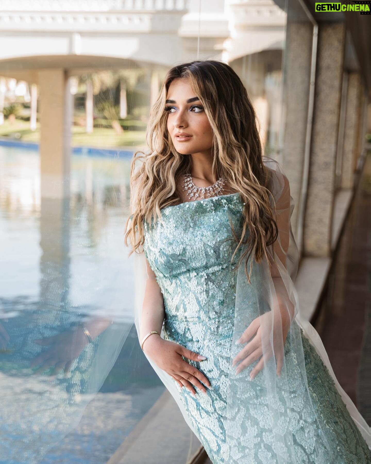 Malak Ahmed Zaher - 290K Likes - "I don't know about you but I'm feeling 22" held up 22 years to put this song 😅
Couldn’t find better pictures cause as you can see it’s by the sea!!!! 🧜♀️🩵💙☀️
My amazing team✨:
Creative / art director @mennakotbb
Photographer : @kareem.muhamed
Director&DOP: @ziad.raslan
Videography: @alynegmm @_thefilmmakers
Stylist : @mennakotbb
Designer : @tayacouture
Jewelry : @iramjewelry_
Makeup artist : @makeupbysalmash
Hair dresser : @alfredandmina @alfredmakram
Locations : @stregisnewcapital