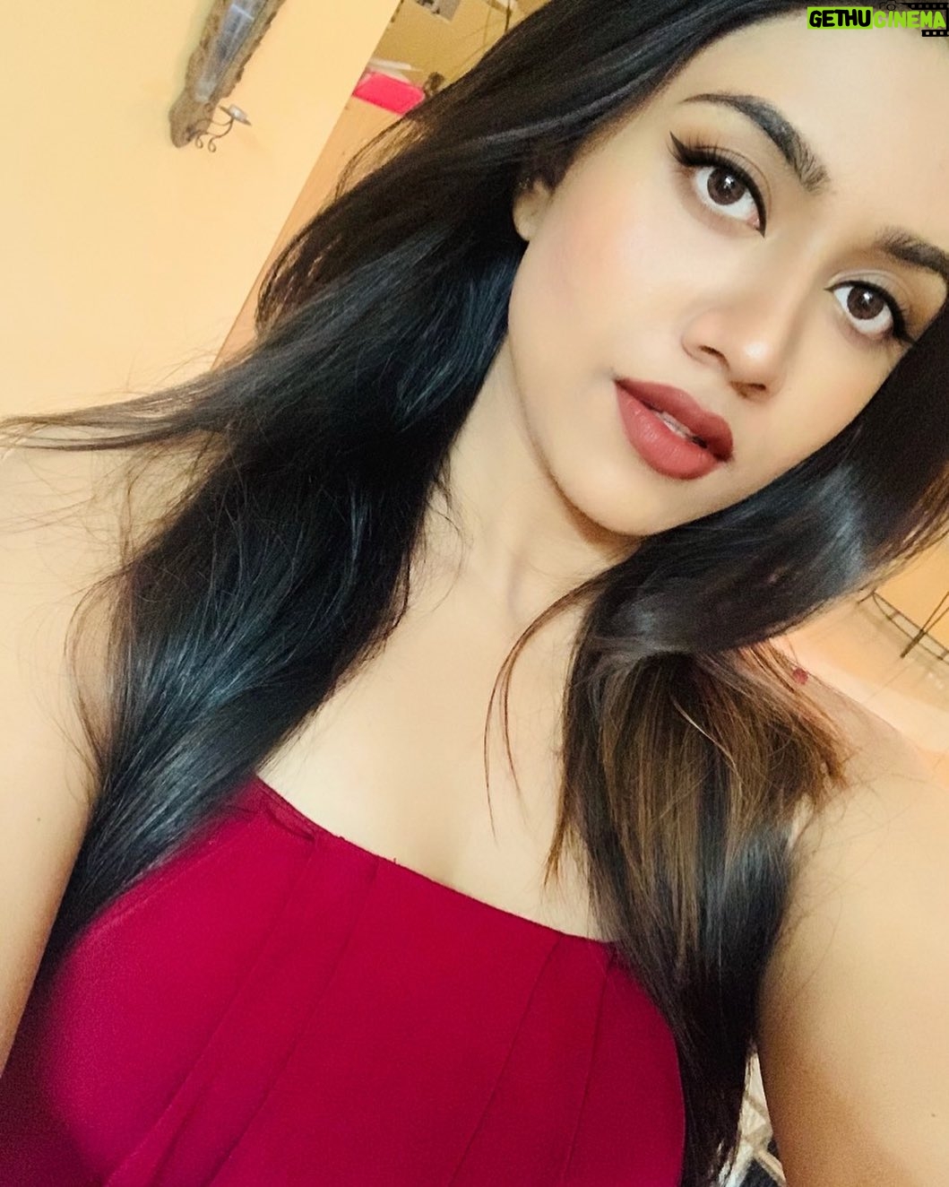 Malavika Satheesan - 1K Likes - It’s in the eyes . Always the eyes 🎀✨
#instagram #love #pictureoftheday #picoftheday #red #eyes #wink #wingedliner #malavikasatheesan