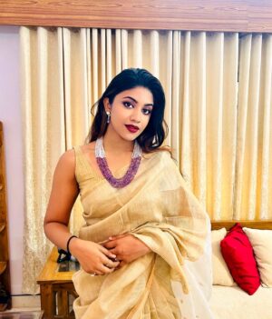 Malavika Satheesan Instagram - Look at this beautiful amethyst and pearl neck piece! ❤️ It is just so so stunning! Thanks a lot  @aaradhyagems for giving me such a lovely piece ✨❤️

#aaradhyagems #instagood #instahub #instagram #jewelry