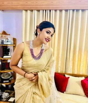 Malavika Satheesan Instagram - Look at this beautiful amethyst and pearl neck piece! ❤️ It is just so so stunning! Thanks a lot  @aaradhyagems for giving me such a lovely piece ✨❤️

#aaradhyagems #instagood #instahub #instagram #jewelry
