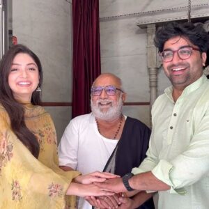 Malhar Thakar Instagram - 😍💖મલ્હાર ઠાકર અને પૂજા જોશી એ વડોદરાના મંદિરમાં લોકપ્રિય સિંગર અતુલ પુરોહિતને મળી ને આશીર્વાદ લીધા. બંને કલાકાર હમણાં એમની ફિલ્મ લગન સ્પેશિયલ ના પ્રમોશન માટે ગુજરાત ના અલગ અલગ શહેરોમાં જઈ રહ્યા છે. 

@malhar028 @pujajoshi_official @atulpurohitofficial 

#LaganSpecial 
[ Malhar Thakar, Puja Joshi, Lagan Special, Atul Purohit ]
