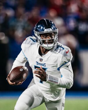 Malik Willis Instagram - Last night @malikwillis became the first rookie quarterback to play in the 2022 regular season. 

📸 @donaldppage x @titans