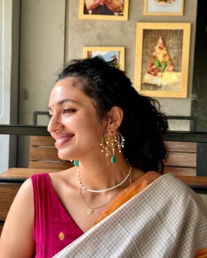 Malvika Nair Instagram - Ugadi Subhankankshalu 😊

P.S. thats a special saree, one of my favourite traditional weave looks. 

Guess the origin of my saree in the comments! 🪷

#saree #ugadi #indianweaves #indianweavers