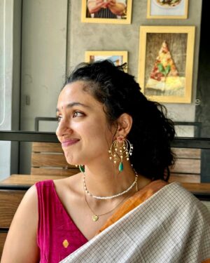 Malvika Nair Instagram - Ugadi Subhankankshalu 😊

P.S. thats a special saree, one of my favourite traditional weave looks. 

Guess the origin of my saree in the comments! 🪷

#saree #ugadi #indianweaves #indianweavers