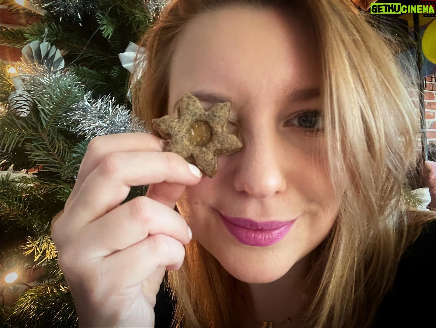 Malvína Pachlová - 1.1K Likes - Neb tímto dnem vánoční shon skončí a začnou nám ty svátky klidu… ❤️🎄 joo a teď jen pohádky… A kdyby třeba trochu nasněžilo, tak by nám to určitě nevadilo. Tak vám my tři přejeme krásné Vánoce a hlavně zdraví a lásku. ❤️🎄#merrychristmas #tohether #love #healthmorethananything #🎄 #🥳 @milanligac