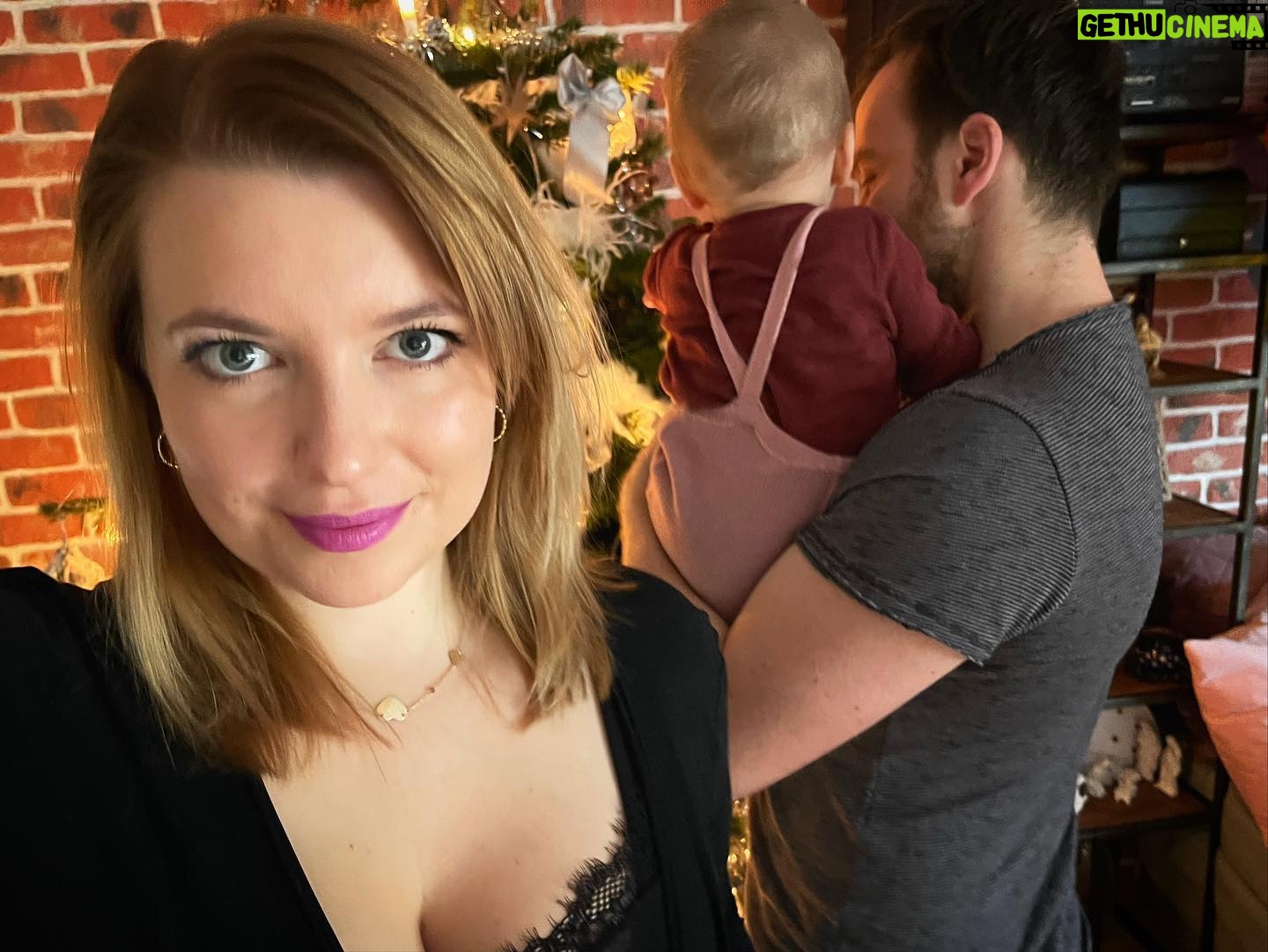 Malvína Pachlová - 1.1K Likes - Neb tímto dnem vánoční shon skončí a začnou nám ty svátky klidu… ❤️🎄 joo a teď jen pohádky… A kdyby třeba trochu nasněžilo, tak by nám to určitě nevadilo. Tak vám my tři přejeme krásné Vánoce a hlavně zdraví a lásku. ❤️🎄#merrychristmas #tohether #love #healthmorethananything #🎄 #🥳 @milanligac