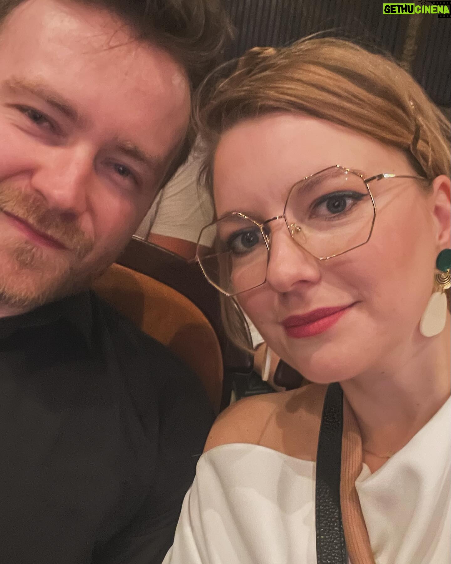 Malvína Pachlová - 360 Likes - Měli jsme možnost shlédnout třetí sérii Ivety… byly to dechberoucí herecké výkony. Příběh, který tak trochu asi všichni známe, i když třeba jen z určitého úhlu pohledu a třeba i dost zkresleného médii. Už v prvním díle mi došlo, že byla chyba nevzít si kapesníčky a že, když si utírám slzy do košile, že to bude v dalších dílech ještě silnější. Bylo… smekám za to, co jste vytvořili. V úctě k Ivetě a jejímu příběhu. Smutný konec… to jsme ovšem věděli, jen jsme nevěděli, jak bude vypadat na plátně. A tak silně, vkusně a něžně se s celým seriálem a Ivetou rozloučit. Na tom můžete vidět, nakolik se celý příběh a natáčení stal součástí života celého týmu tvůrců. Opravdu krásná práce… @anna_fialova_ byla neuvěřitelná, vtáhla vás a vzala za srdce… měla k sobě skvostné kolegy David Prachař jako Rychtář, Richard Krajčo jako Macura, Zuzana Zlatohlavková jako novinářka Gabi…vlastně víc nechci prozrazovat. Tleskám celému týmu za tak silný zážitek. S @milanligac děkujeme. ❤️
@anna_fialova_
@matej_chlupacek
@podzimek_matej
@the.mikesamir
@maja_hamplova
@michal.reitler
@richard_a_karin
@patricie.pagacova
@tvnovaofficial
@voyo_cz
#iveta #premiera #voyo #ivetabartosova #serial #zazitekkteryjsmepakpropovidalidonoci