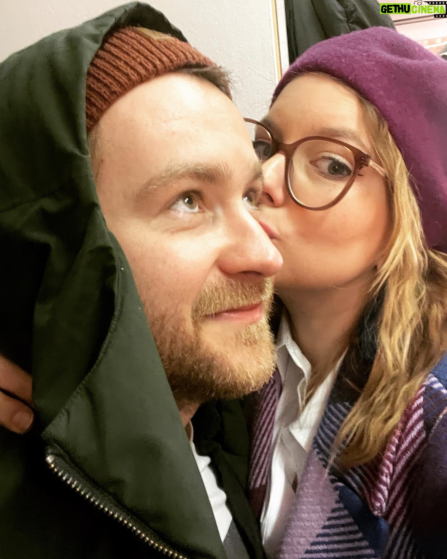 Malvína Pachlová - 397 Likes - Premiéra byla a já jsem na něj děsně pyšná ( i když slovo pyšná není asi obsahem moc přesný vyjádření… 😂) prostě Milan byl výbornej… oba byli, úžasná hra a já kdybych se neovládla, tak se slzama úplně zajíkám snad až do teď. Návštěvy u pana Greena stojí za návštěvu MDMB. Je to silný a krásný. Pořád si o tom příběhu povídáme a rozebírame to, divadlo je v tomhle neuvěřitelný a nenahraditelný. Můj kluk má za sebou krásnou práci… Jsem šťastná, že jsem to mohla vidět. A teď se uvidíme i doma. Juchu ❤️ @milanligac #mdmb #navstevyupanagreena #performance #theater #premiere #together