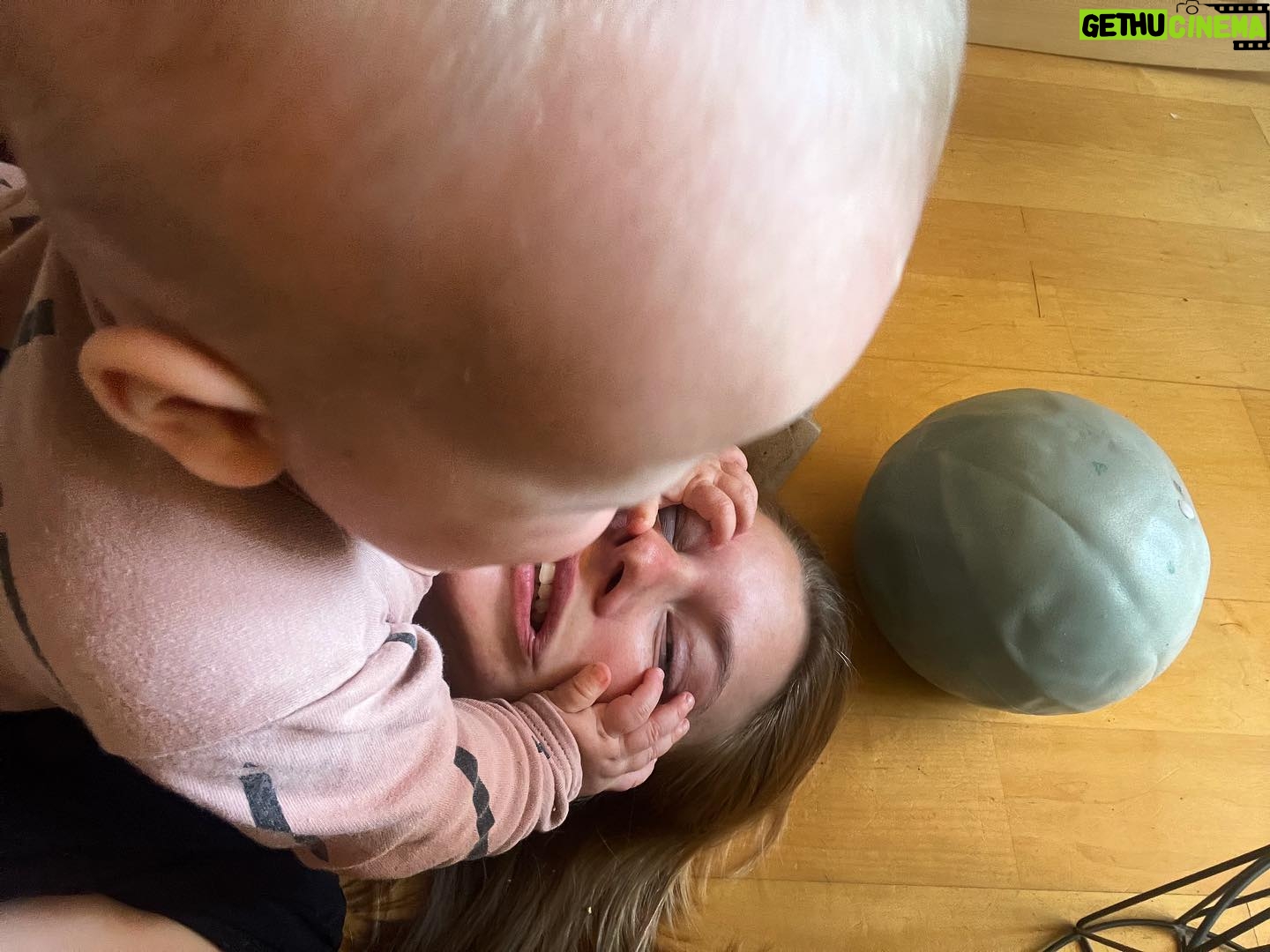 Malvína Pachlová - 362 Likes - Naše hraní… zatím nic moc změna… Nolu stále baví mi demontovat obličej, trhat vlasy atd. Příště jí ty ručičky aspoň namažu krémem, aby si připadala, jak na kosmetice… 😂 ale je mi jasný, že by mi díky tomu výjimečně nešla po obličeji, ale po oblečení… love her ❤️ stejně by ji člověk nejradši umazlil… #loveher #daughter #miamor #mygirl #timetoplay #❤️