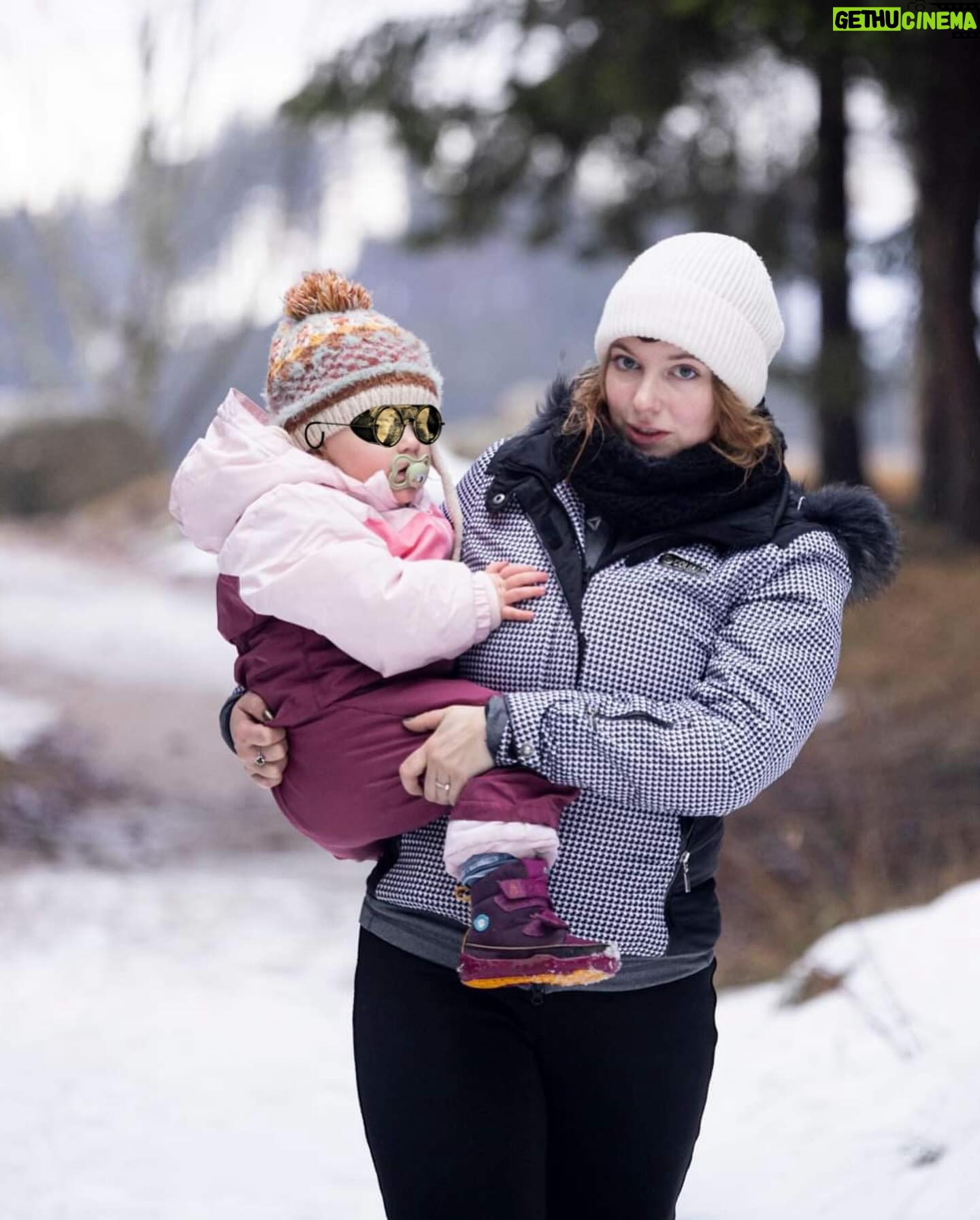 Malvína Pachlová - 564 Likes - Tak jsme stihly hory… teda na chviličku a během noci sníh slezl… tak jsme ani sáně nezvládly… za to jsme super zmokly… ale i tak to bylo bezva… snad letos zvládne lyže, sáně, boby a dalšího sněhuláka…. Co vy? Už jste si letos někde v Česku zalyžovali? #winter #mountains #snoworrain #doesntmatter