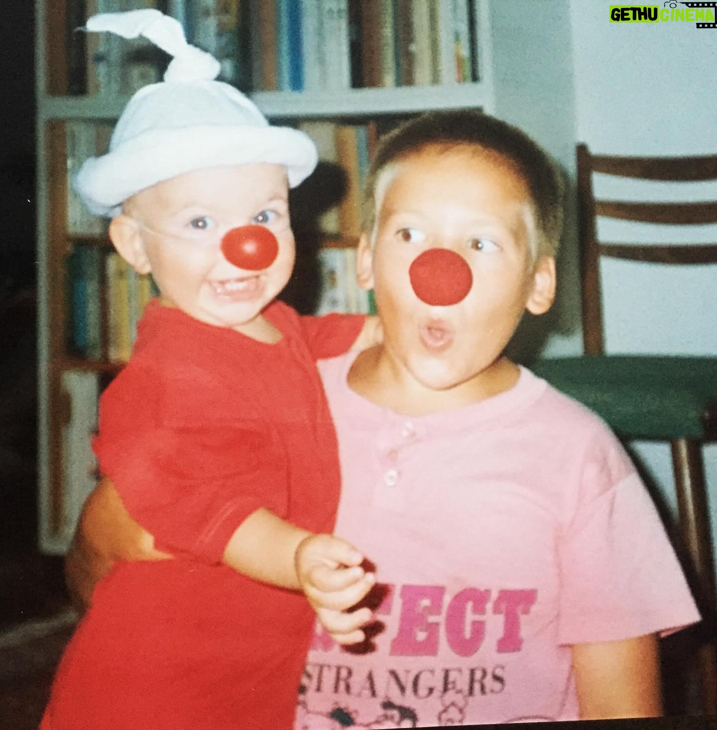 Malvína Pachlová - 360 Likes - Tak 33… Nějak to furt nechápu…. To už bych asi měla být dospělá ne? To už bych měla všechno vědět a všemu rozumět a umět se správně rozhodnout?!… nebo ne?! 😂 jestli jo, tak je věk fakt jen číslo… co nějaký vrásky… na to nehraju… za to cokoliv jiného si zahraju ráda… 😂 dospělá si teda fakt nepřipadám…vlastně bych se považovala za mladou, jen mě vždycky překvapí, že třeba okolí už to tak nevnímá… 😂🙈 no jo 20 už to fakt není… ale teda já už bych to asi ani nechtěla… starosti jako kam večer půjdu na víno a tak… 😂každopádně doufám, že ty další roky budou stejně zábavný jako do teď… ❤️ děkujuu #33 #narozeniny #býtstálemlád