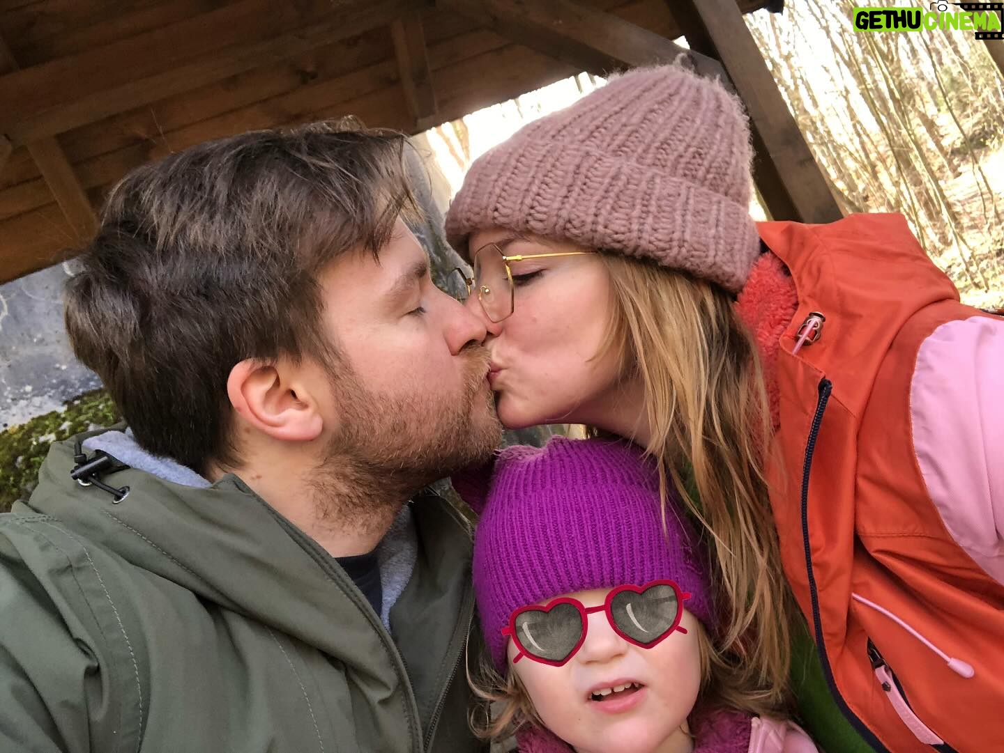 Malvína Pachlová - 832 Likes - Nějak mi teď dávat posty prostě nešlo… jen ta představa vytáhnout telefon a při něčem se fotit, točit apod… nějak jsem to prostě nezvládala a necítila jsem ani potřebu.. pardon… někdy je to fajn nekrmit jen ty sociální sítě… zase bych vám sem asi neměla, co dát, kdyby nám ten můj kluk neudělal aspoň pár fotek z výletu… tak konečně… 😂 mám plnej telefon Enolky a různých věcí, co si fotím, abych třeba nezapomněla… 😂🙈 ach jo… tak aspoň tyhle naše společný… Enolka má názor… pořád a začíná z ní být velmi výrazná osobnost… prý to u některých děti bývá brzy… ale ze až takhle?! 😂 máme se na co těšit😂 #family #trip #vylet #konecne #trocharelaxu @milanligac