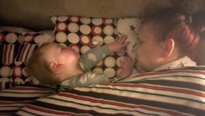 Malvína Pachlová Instagram - Už je to pár let, co na tom byla mamka docela špatně. Tohle video je z doby, kdy jsme ji měli po dvou letech z nemocnice konečně doma. Byl to náš první tanec. Na to, že bude chodit, nebo normálně jíst a moct být sama doma, na to jsme ani nepomysleli…. Byla radost už jen to, že jsme zase spolu. No a koukejte… zázraky se prostě někdy dějí. Druhá fotka je, když naši viděli poprvé Enolku, a třetí, když mamka malou hlídá zatímco my skotačíme na jevišti. Tohle bych před pár lety nečekala. Mámy jsou bojovnice. I když nás někdy zlobí, jsem ráda, že se všichni máme. ❤️ krásný den maminkam… vlastně rodině, ať je to máma, táta, sourozenci, partneři, děti  nebo jen prostě někdo, kdo je vaším domovem… ❤️ #family #mother #daughter #mothersday #love #allofus
