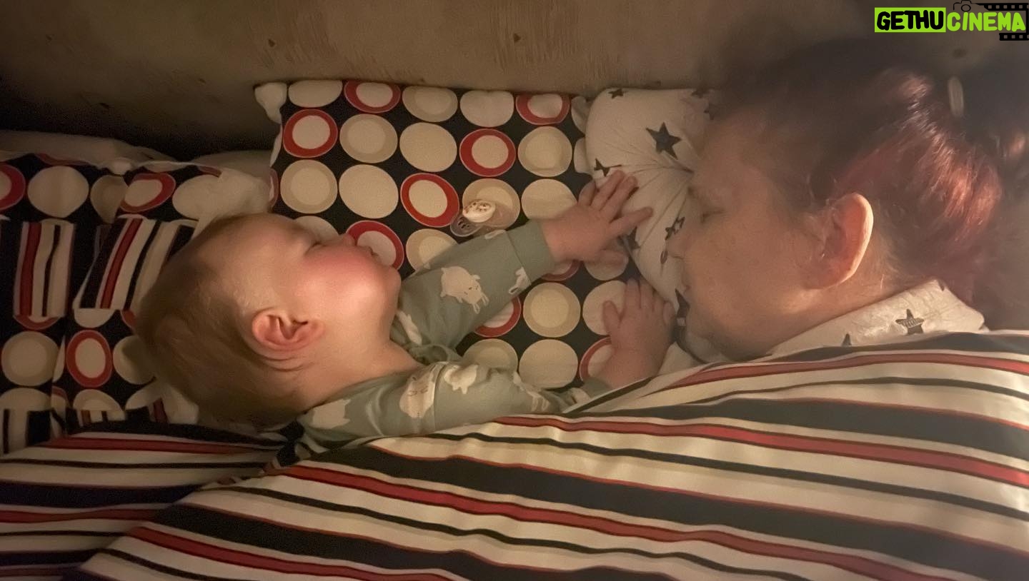 Malvína Pachlová - 2.4K Likes - Už je to pár let, co na tom byla mamka docela špatně. Tohle video je z doby, kdy jsme ji měli po dvou letech z nemocnice konečně doma. Byl to náš první tanec. Na to, že bude chodit, nebo normálně jíst a moct být sama doma, na to jsme ani nepomysleli…. Byla radost už jen to, že jsme zase spolu. No a koukejte… zázraky se prostě někdy dějí. Druhá fotka je, když naši viděli poprvé Enolku, a třetí, když mamka malou hlídá zatímco my skotačíme na jevišti. Tohle bych před pár lety nečekala. Mámy jsou bojovnice. I když nás někdy zlobí, jsem ráda, že se všichni máme. ❤️ krásný den maminkam… vlastně rodině, ať je to máma, táta, sourozenci, partneři, děti nebo jen prostě někdo, kdo je vaším domovem… ❤️ #family #mother #daughter #mothersday #love #allofus