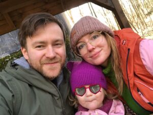 Malvína Pachlová Instagram - Nějak mi teď dávat posty prostě nešlo… jen ta představa vytáhnout telefon a při něčem se fotit, točit apod… nějak jsem to prostě nezvládala a necítila jsem ani potřebu.. pardon… někdy je to fajn nekrmit jen ty sociální sítě… zase bych vám sem asi neměla, co dát, kdyby nám ten můj kluk neudělal aspoň pár fotek z výletu… tak konečně… 😂 mám plnej telefon Enolky a různých věcí, co si fotím, abych třeba nezapomněla… 😂🙈 ach jo… tak aspoň tyhle naše společný… Enolka má názor… pořád a začíná z ní být velmi výrazná osobnost… prý to u některých děti bývá brzy… ale ze až takhle?! 😂 máme se na co těšit😂 #family #trip #vylet #konecne #trocharelaxu @milanligac