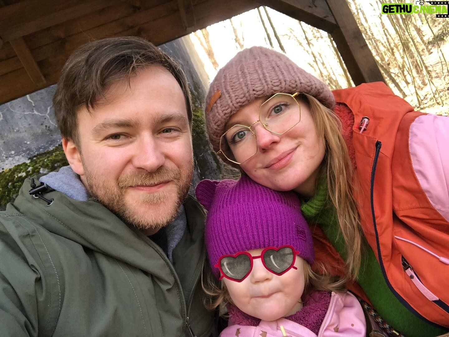 Malvína Pachlová - 832 Likes - Nějak mi teď dávat posty prostě nešlo… jen ta představa vytáhnout telefon a při něčem se fotit, točit apod… nějak jsem to prostě nezvládala a necítila jsem ani potřebu.. pardon… někdy je to fajn nekrmit jen ty sociální sítě… zase bych vám sem asi neměla, co dát, kdyby nám ten můj kluk neudělal aspoň pár fotek z výletu… tak konečně… 😂 mám plnej telefon Enolky a různých věcí, co si fotím, abych třeba nezapomněla… 😂🙈 ach jo… tak aspoň tyhle naše společný… Enolka má názor… pořád a začíná z ní být velmi výrazná osobnost… prý to u některých děti bývá brzy… ale ze až takhle?! 😂 máme se na co těšit😂 #family #trip #vylet #konecne #trocharelaxu @milanligac