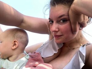 Malvína Pachlová Instagram - Cos nevyběhala po porodu, schovej za dítě… tohle bych potřebovala aplikovat i v jiných polohách 😂… sakra…  #faldyumore #enolaumore #mama #❤️