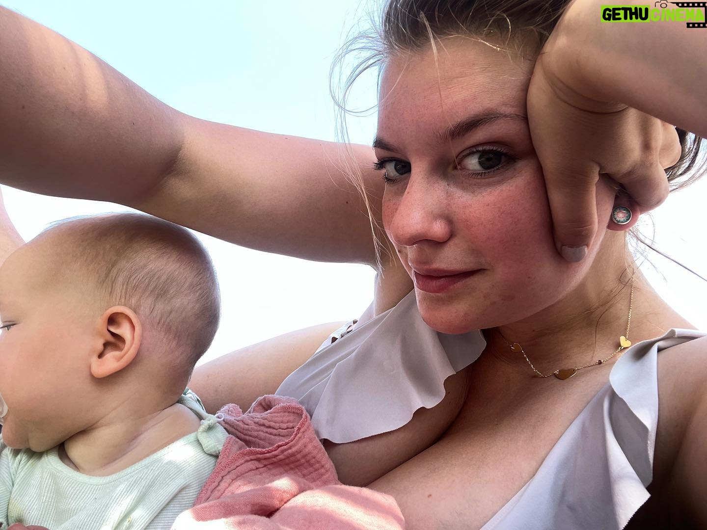 Malvína Pachlová - 1.1K Likes - Cos nevyběhala po porodu, schovej za dítě… tohle bych potřebovala aplikovat i v jiných polohách 😂… sakra… #faldyumore #enolaumore #mama #❤️