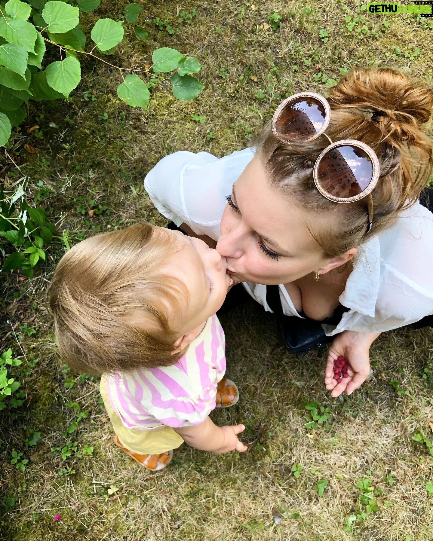 Malvína Pachlová - 640 Likes - Láska… jestli něco miluje Enola nejvíc jsou maliny a jahody v jakékoli podobě… chápu… a pro nás není větší radosti než ji vidět šťastnou, jak se láduje dobrotama ze zahrady. I když to praní potom… hádejte, jak dopadla moje košile… jo a zabírá na to něco? 😂#love #rasberries #straberries #enola #happykid #❤️