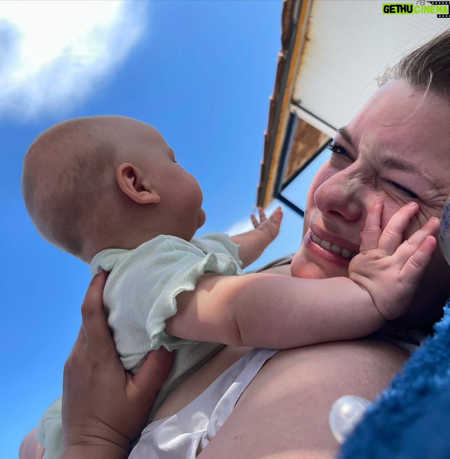 Malvína Pachlová - 709 Likes - Dovolená s dětmi je naprosto boží. Jenom relax, kniha, křížovky, opalovačka a tříhodinový koupání v kuse… doporučuje 10 z 5i pediatrů… no jo tak dovča nabírá jiný rozměr… od toho, co si pamatuju jako bezdětné děvče, to má daleko, je to úplně jiný, ale úplně skvělý… teď to nemyslím ironicky… :) pani Nola a její první moře a naše po letech… #together #family #love #holiday #vacation #sea