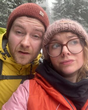 Malvína Pachlová Instagram - Děkuju moc. Bylo to fakt skvělý sice jsme si nezalyžovali, ale aspoň procházka byla… Trochu jsme si mákli, ale taky leželi a koukali na pohádky. Wellness dáme příště.  Vlastně za mne ideální výlet a ke všemu v mé milované Rokytnici nad Jizerou…  musíme takovýhle výlety podnikat častěji. @milanligac #famillytime #together #mountains #trip #enolanasnehu