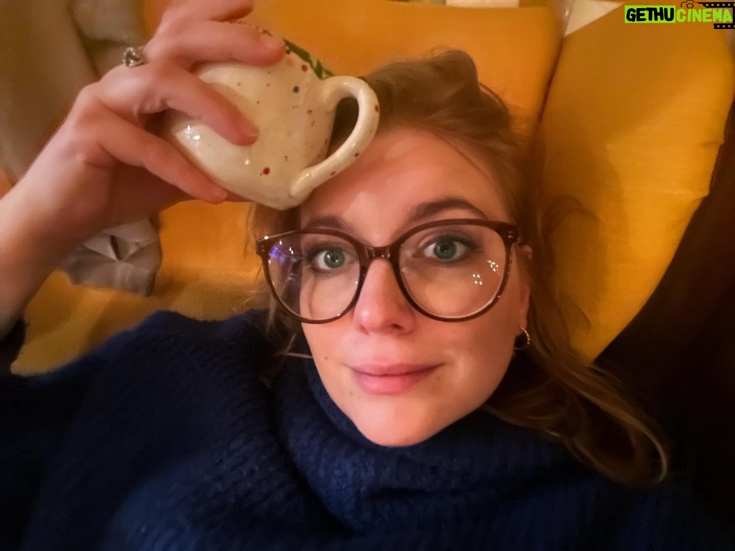 Malvína Pachlová - 654 Likes - Tak jo… Noli chvilku spí v hojdavaku… chtěla jsem uklidit všechny vytahaný hračky, kuchyň, vyluxovat apod. Místo toho jsem zvládla, udělat si čaj a na chvilku si sednout na křeslo, plný prádla, který jsem taky měla v plánu uklidit… o sušáku nemluvím…zároveň vím, že už bych asi měla dát další pračku… předsíň je plná zimních i jarních bot a kabátů, protože jeden den je jaro a druhý den zima… no jako asi nevím, kde začít a bojím se, že díky tomu, že teď o tom píšu post, tak se paní Enola dřív vzbudí, než vám to všechno napíšu a vypiju tenhle pidi hrneček čaje a k úklidu se nedostanu…. A ano… je to tak… už dokládám hrnek a o tom, co všechno jsem dneska nezvládla zas jindy… jdeme si hrát… ale myslím, že vytaháme ještě jiný hračky… jde asi spíš o to všechno vyndat 😂 no nic 😂 jednou tu bude krásně uklizeno… fakt… věřím v to… P.S. Nejradši bych vám to vyfotila, ale dost se stydím… tak radši ne… na instagram se prý dávají jen hezký věci 😂 #cleaning #nottoday #doesntmatter #achjo #bordeljakvtanku #nejspiszacnulopatou #musisetoodhazet #jinaknevim #helpme #😂