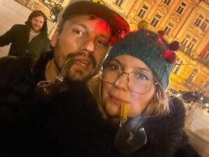 Malvína Pachlová Instagram - Tak my tu Rybovku na Štědrý den přeci stihli… juchuu ❤️obnovená tradice. I tu fajfčičku jsme si nacpali a Enolka si pospala v kočárku. Bylo to krásný ❤️🎄 #christmas #together #rybovka #staromak @petr.pachl.photography  @milanligac #pipesmoking #pipe #girlssmoketoo
