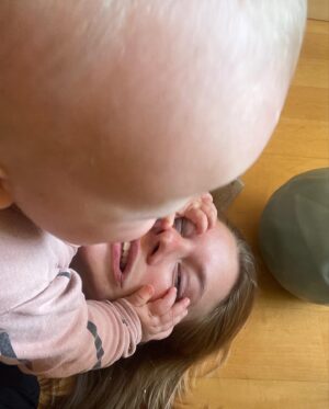 Malvína Pachlová Instagram - Pořád to nějak nechápu… už je to dva roky… a je to s tebou neuvěřitelný jízda… nepřestáváš nás překvapovat a je mi jasný, že to takhle bude pořád… jsem dojatá a šťastná, že sis nás vybrala… těším se, co všechno si spolu užijeme… milujeme tě… nejvíc na světě… ❤️ děkujeme ti… ❤️ #love #family #enola @milanligac