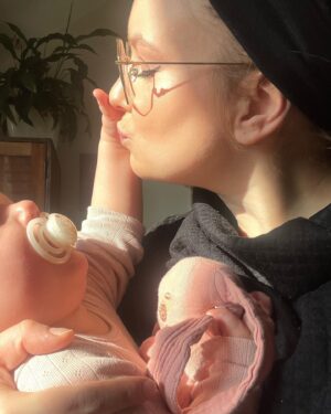 Malvína Pachlová Instagram - Nola má rýmu a k tomu posun času furt nese následky… v podstatě by klidně vstávala třeba ve 3… ukecáváme ji aspoň do 5, ale je to boj. Nos bychom mohli odsavat co 10 minut… no jak z toho ven? 😂 pomoc!  Mně to nespaní fakt neprospívá… #enola #help #sleep #time #howtosolvethis